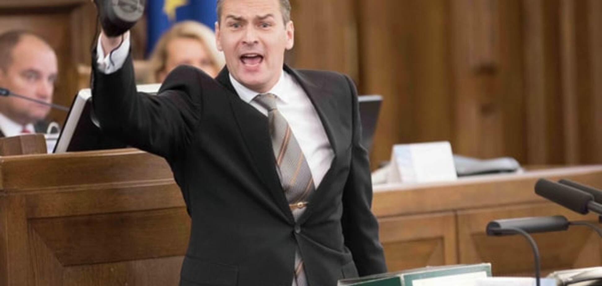 В Латвии депутат с ботинком в руке эпатировал Сейм: опубликовано фото