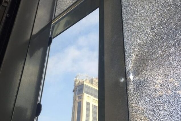 У мережі з'явилися фото наслідків обстрілу кабінету Шокіна