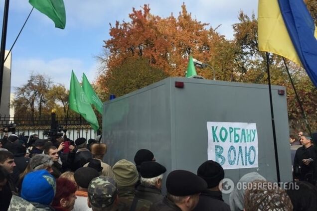 Мітинг 'УКРОПу' прийшов під ізолятор СБУ, до Корбана пустили адвоката