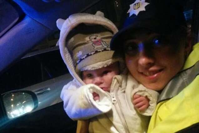 У Києві поліцейські врятували напівзамерзлого малюка