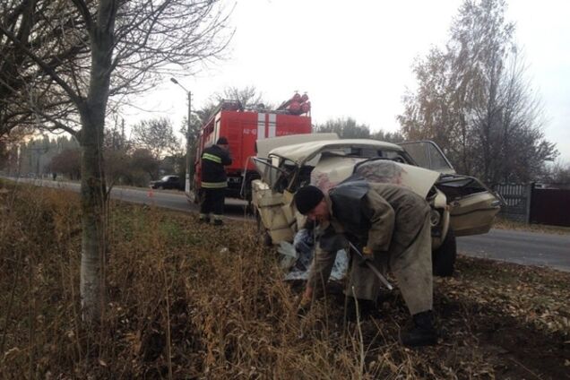 На Київщині автомобіль врізався в дерево: є загиблі