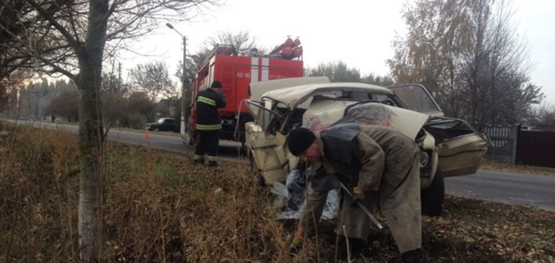 На Киевщине автомобиль врезался в дерево: есть погибшие