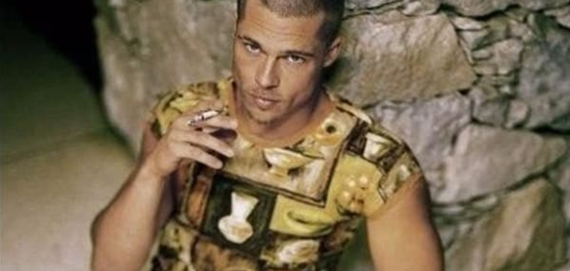 Лысый Брэд Питт в коротком платье позировал с поросенком для журнала