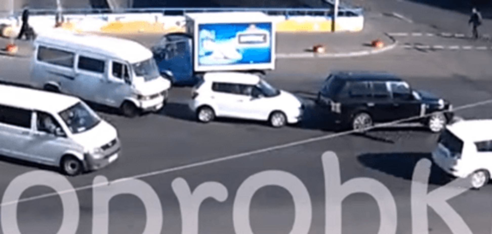 Тройное ДТП в столице: Mercedes помог Skoda 'догнать' Range Rover