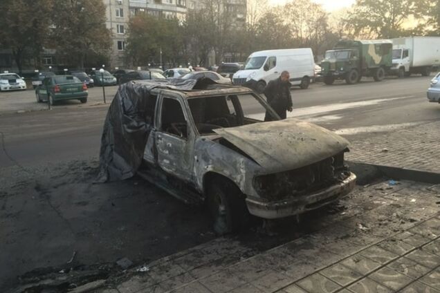 Неизвестные сожгли автомобиль волонтеров в Харькове