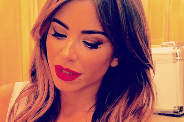 Лорак похвасталась кружевным платьем на загорелом теле