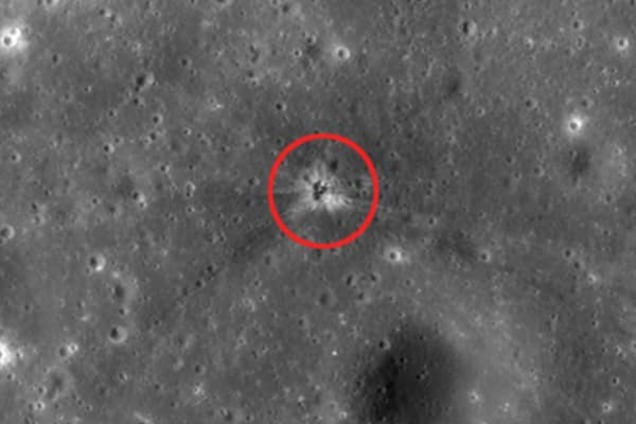 Ученые нашли на Луне следы от 'падения человека': фотофакт