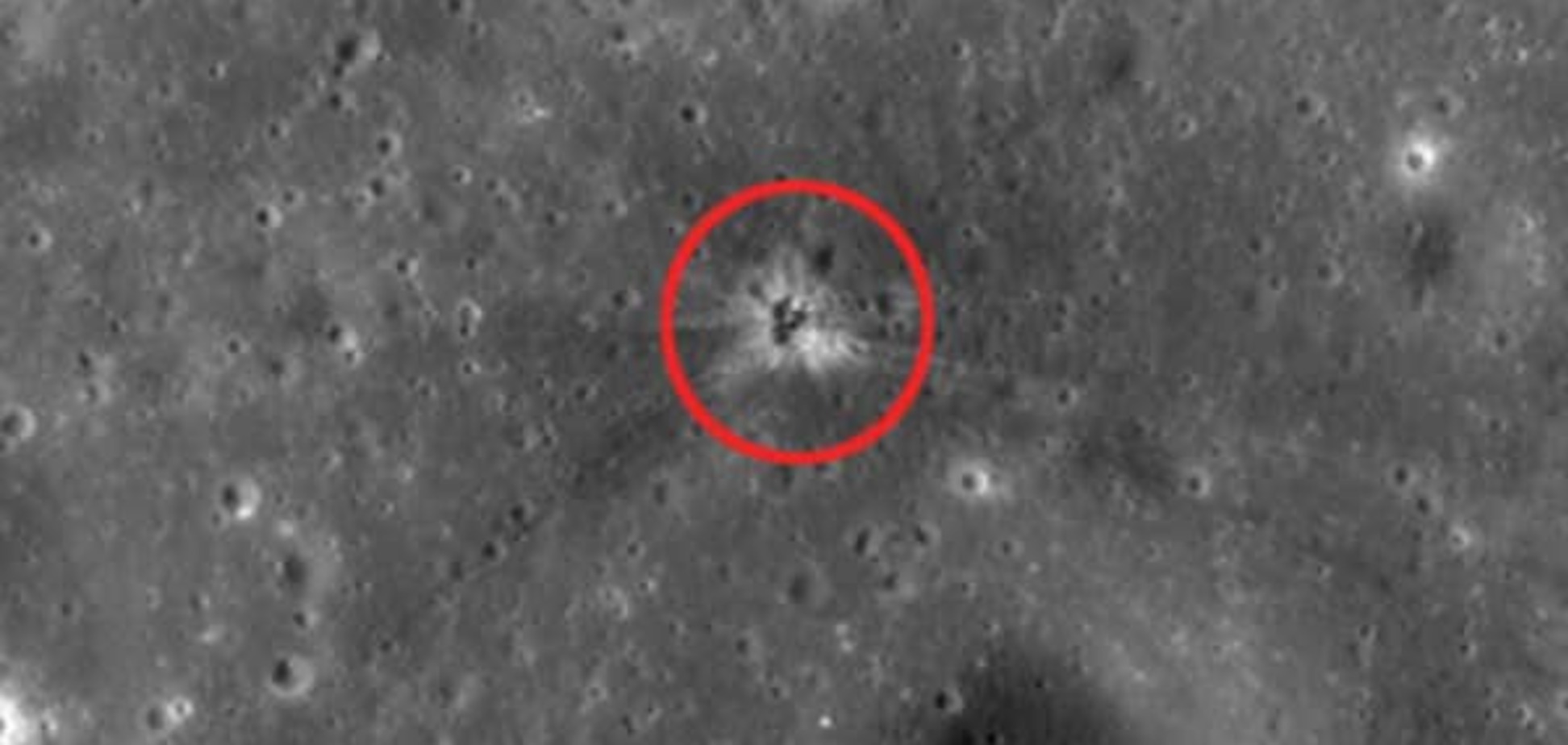 Вчені знайшли на Місяці сліди від 'падіння людини': фотофакт