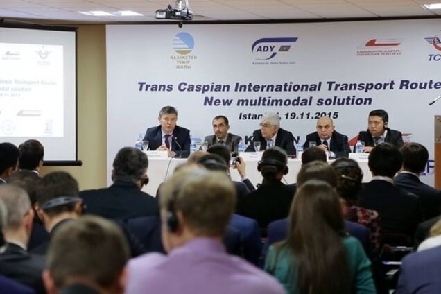 Удар в спину или пинок под зад?