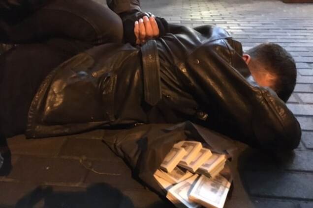 В Киеве двух прокуроров поймали на взятке в 155 тыс. долларов