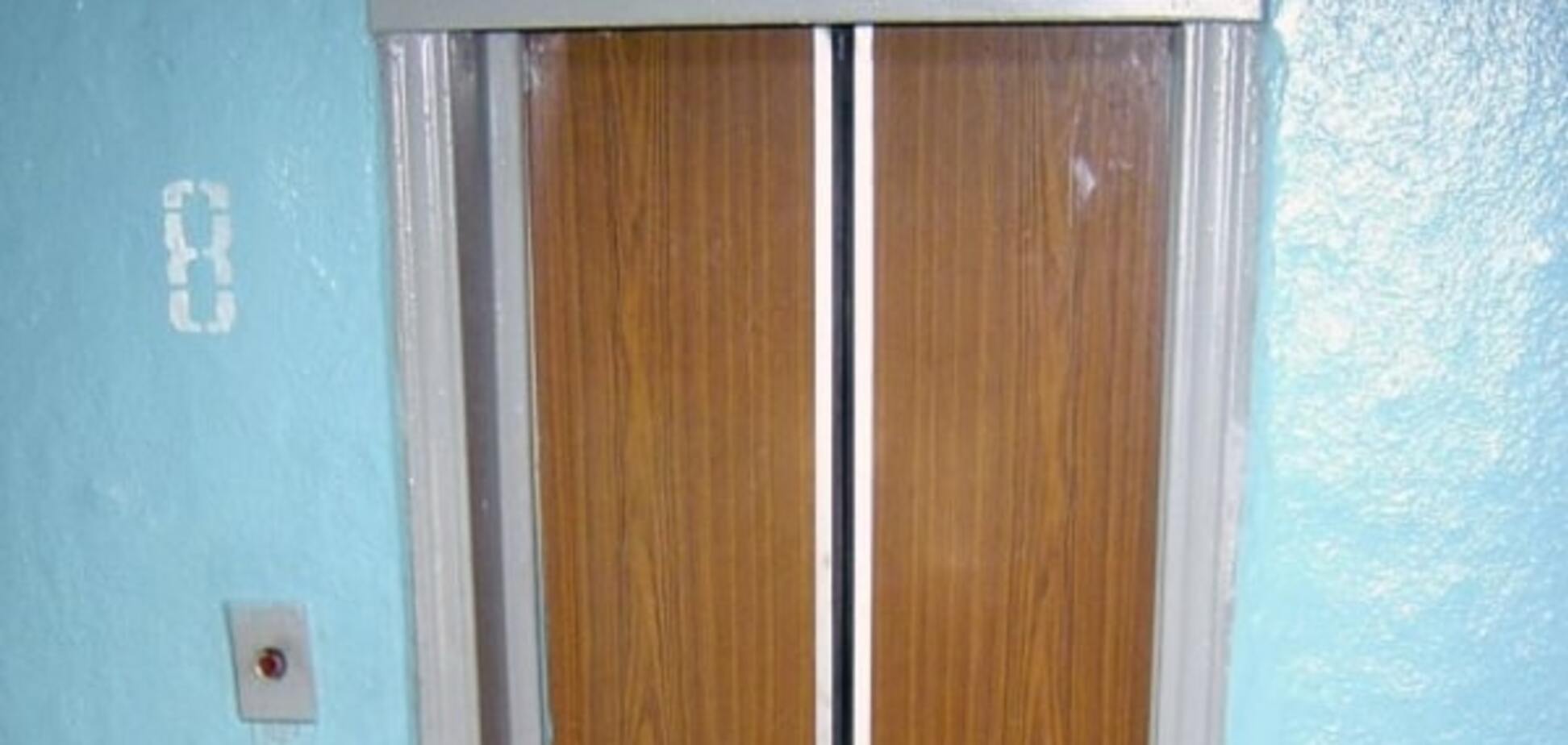 В Киеве грабитель напал на девушку в лифте