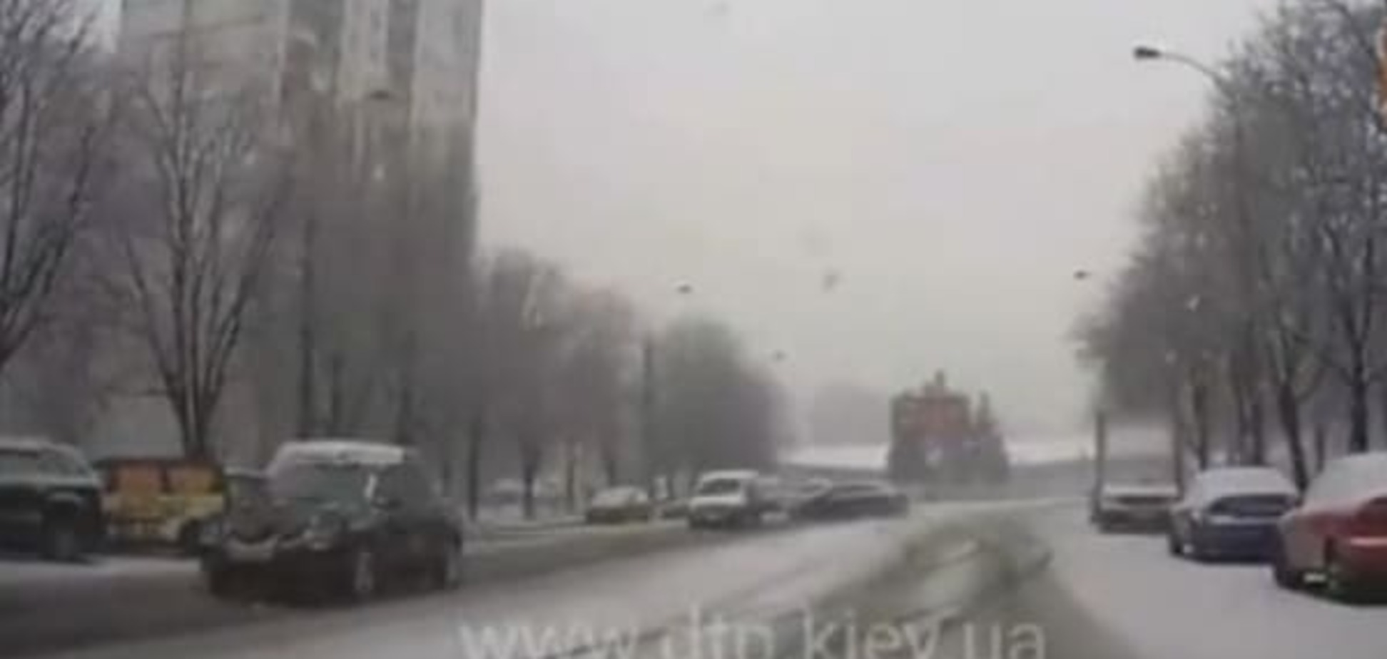 У Києві на засніженій дорозі занесло автомобіль: опубліковано відео 