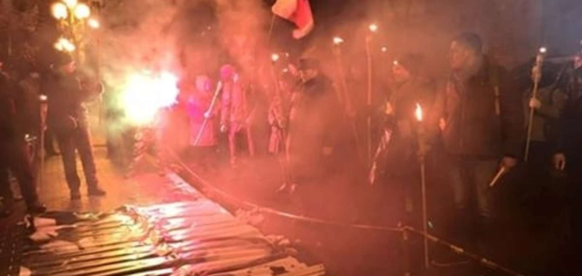 Память Майдана: в Киеве состоялось факельное шествие. Фоторепортаж