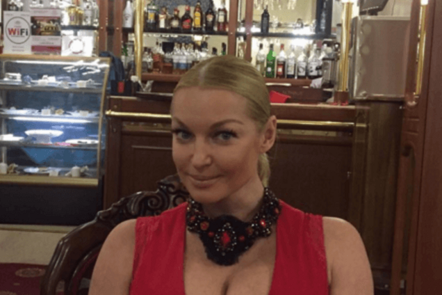 Волочкова выставила грудь напоказ и позировала голая в меховых валенках