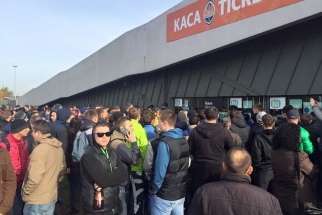 Фанаты в бешенстве! Кассы 'Арены Львов' забросали яйцами: видео гнева