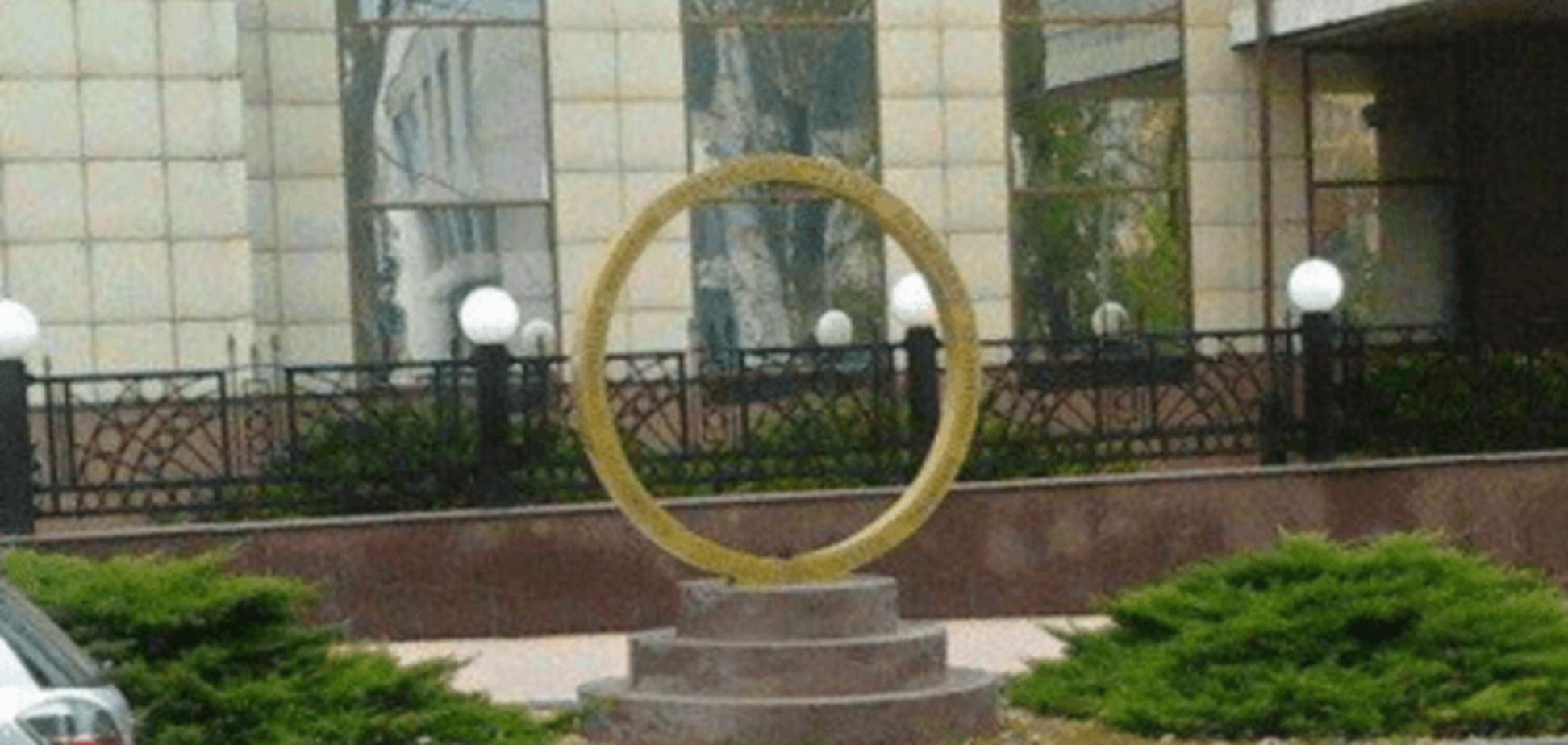 В окупованому Донецьку з'явився символічний 'пам'ятник нулю': фотофакт