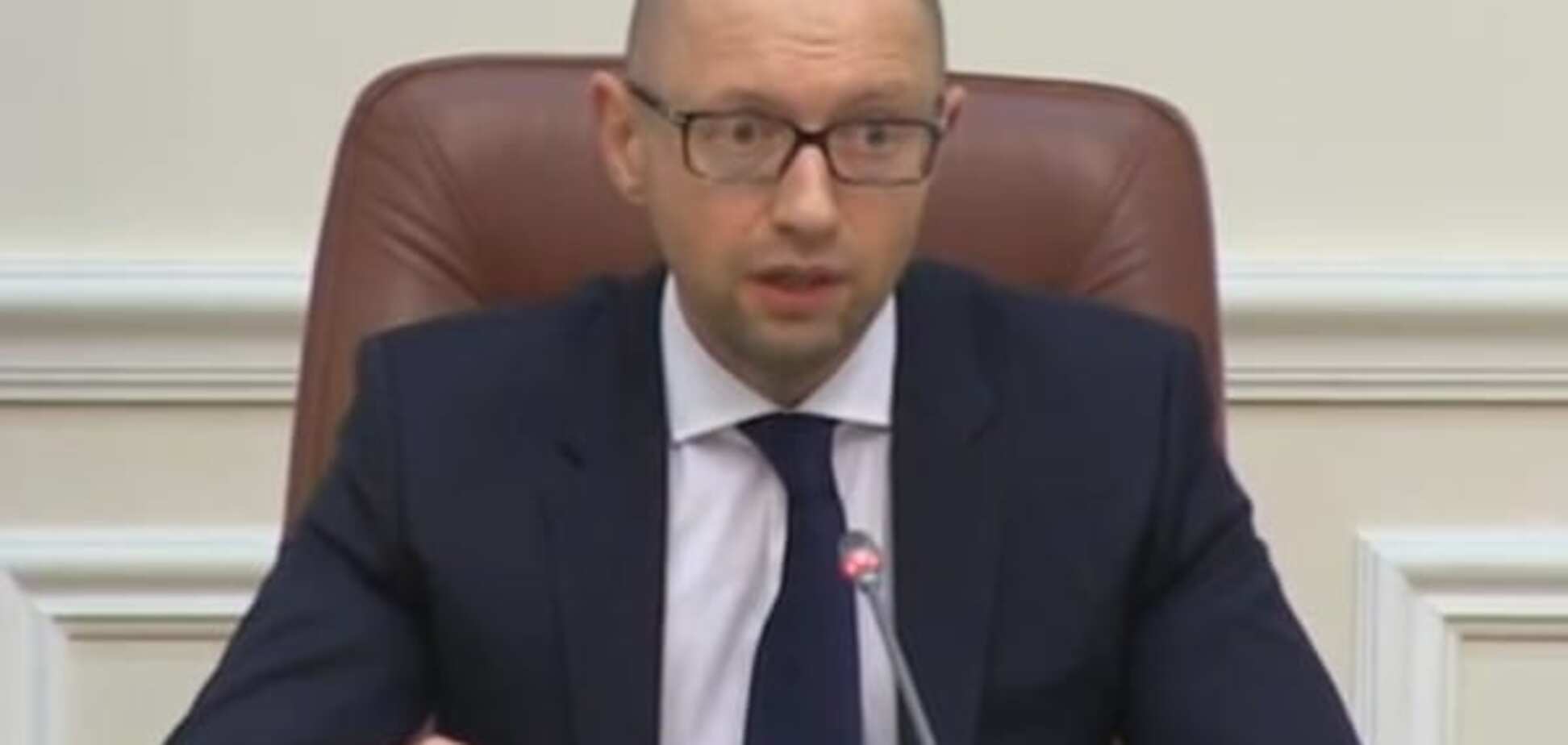 Яценюк заявив про скорочення соціальних витрат