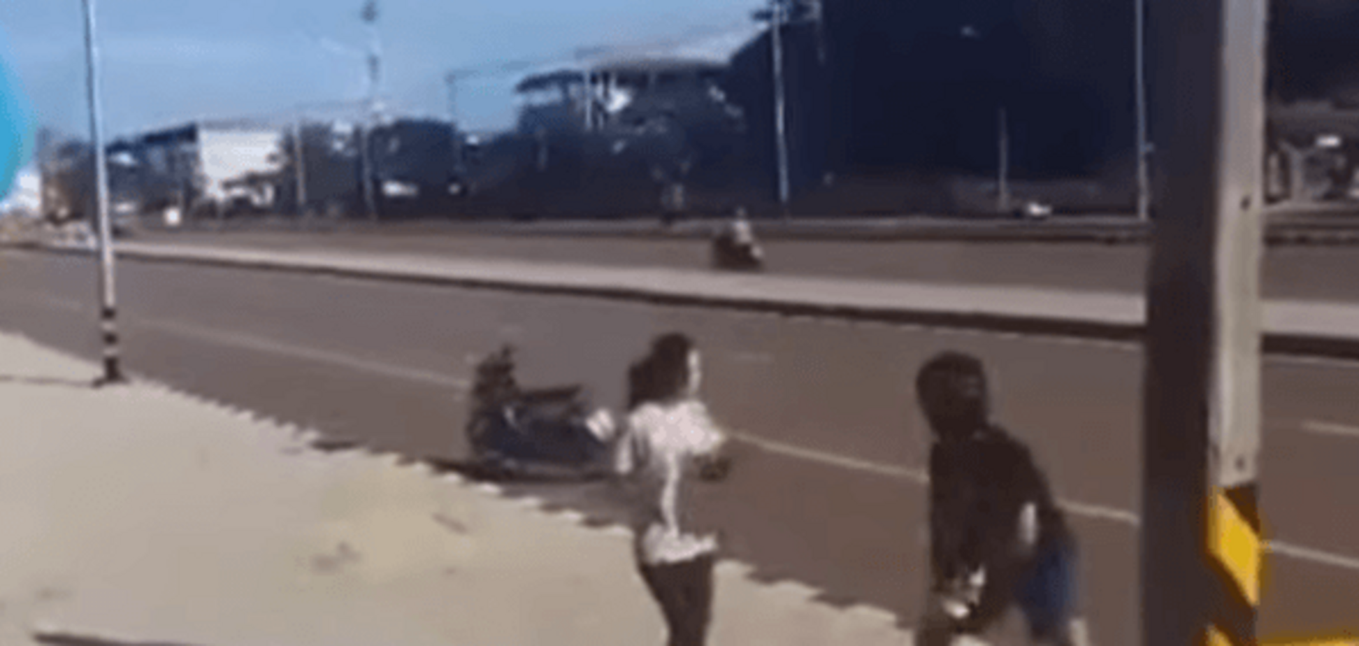 Отважная китаянка проучила похитителя дамских сумочек: видеофакт