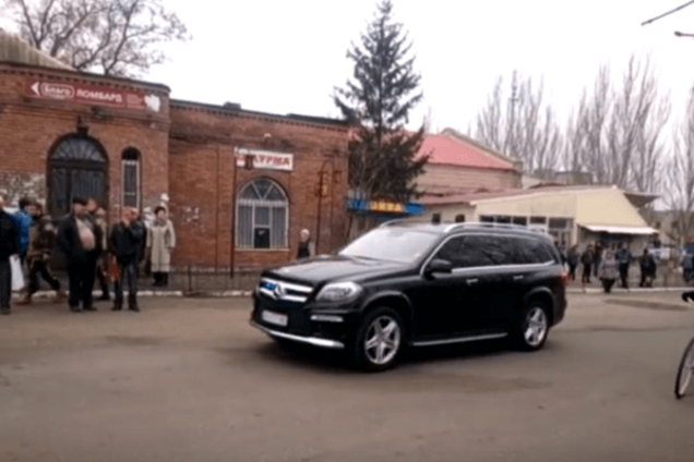 Захарченко похвастался в Дебальцево своим дорогим кортежем: видеофакт