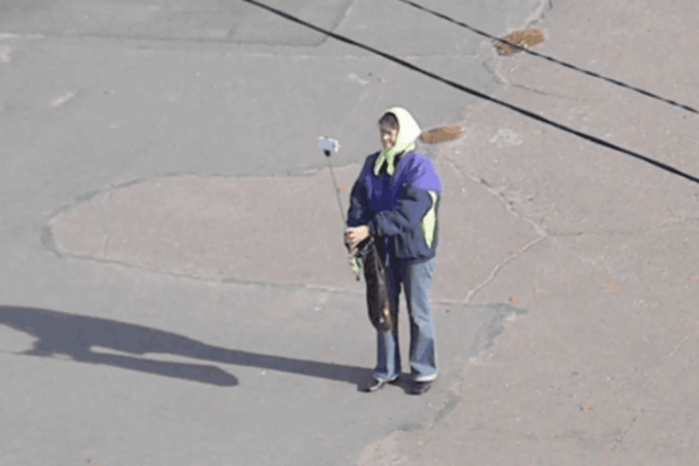 Видео черкасской пенсионерки с селфи-палкой 'взорвало' сеть