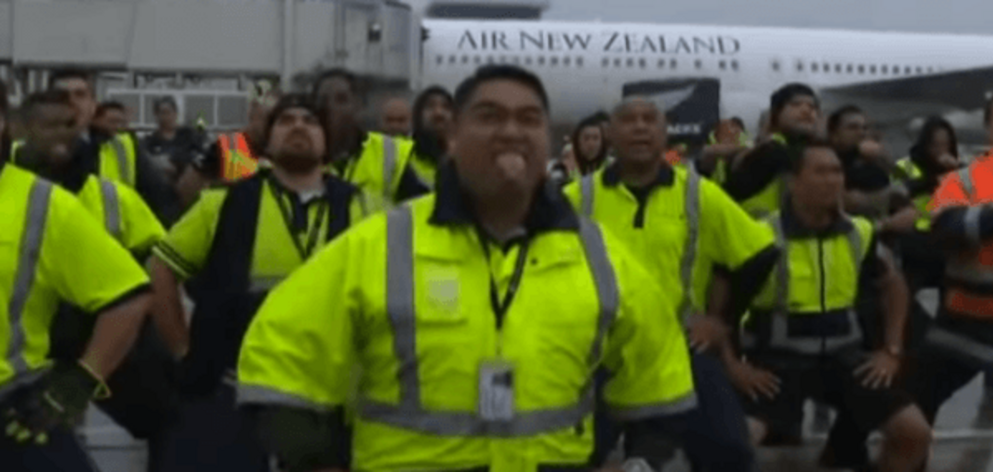 Как встречают победителей: сотрудники аэропорта устроили боевые танцы прямо под самолетом