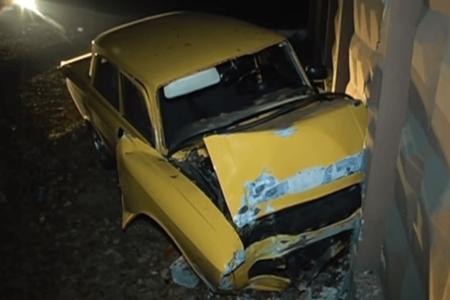 'Москвич' проверил на прочность бетонный забор в Киеве