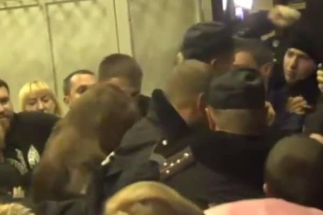 На суде по делу Корбана произошла потасовка, приехала полиция. Опубликовано видео