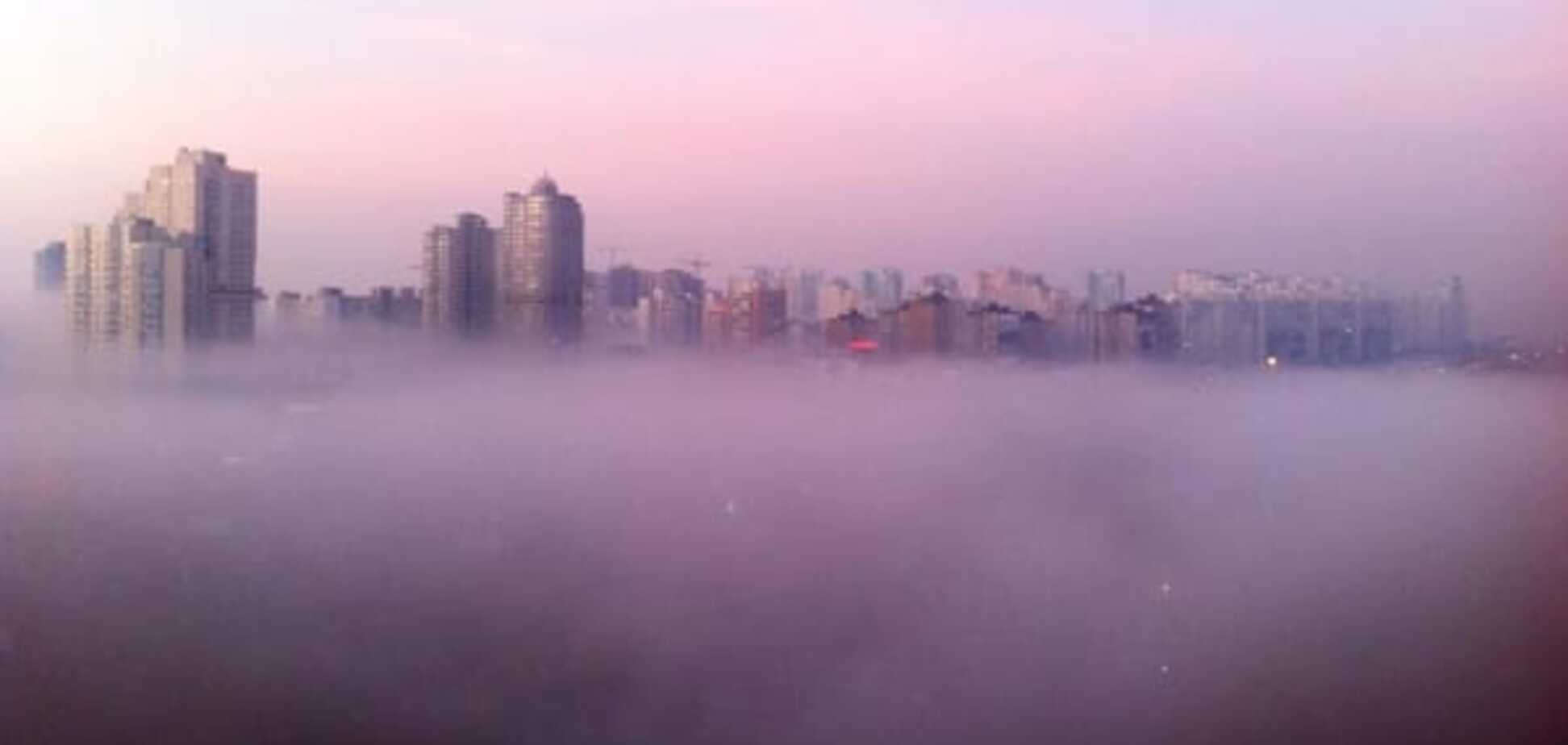 В соцсети появились свежие фото Киева, окутанного туманом