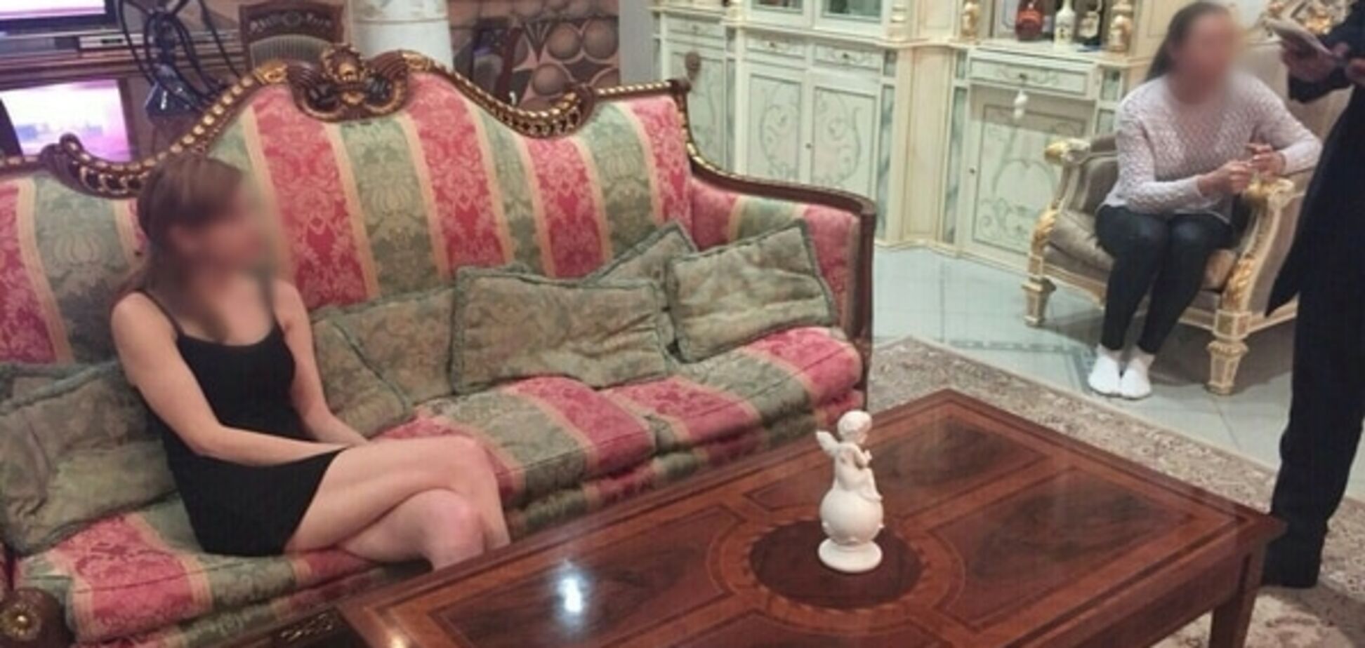 Сотрудница киевского СИЗО подрабатывала проституцией и продажей наркотиков