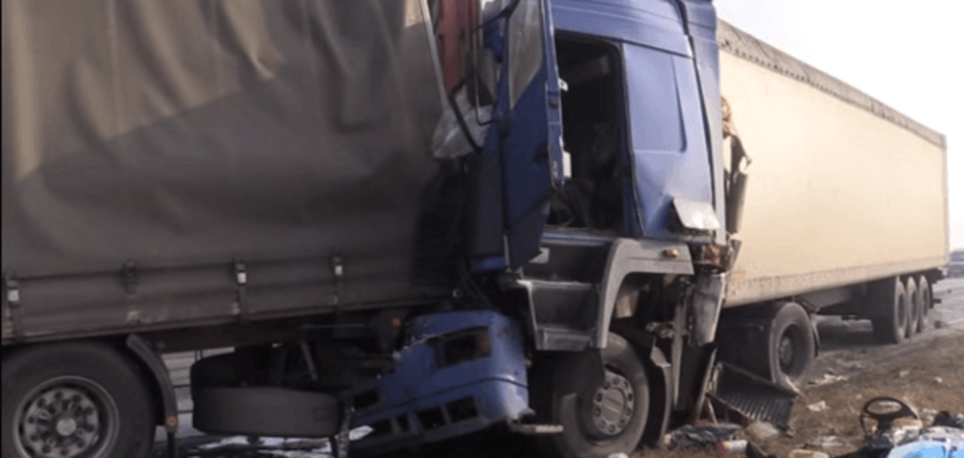 Масштабна ДТП під Дніпропетровськом: одна людина загинула, двоє поранені