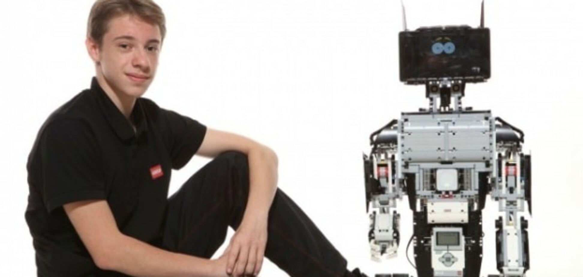 Школьник из Ужгорода создал говорящего робота из конструктора: фотофакт