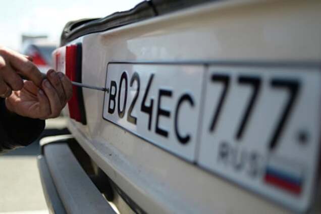 Крымчан заставляют сменить украинские автономера на российские