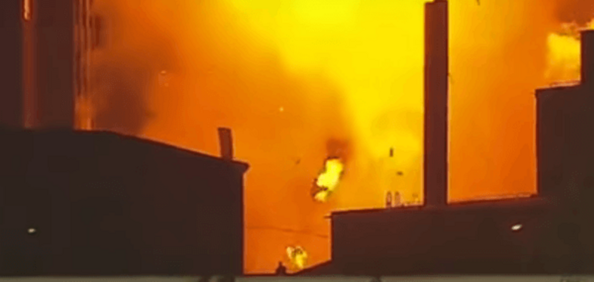 Адское пламя: мощный взрыв в Румынии попал в трансляцию футбола. Видеофакт