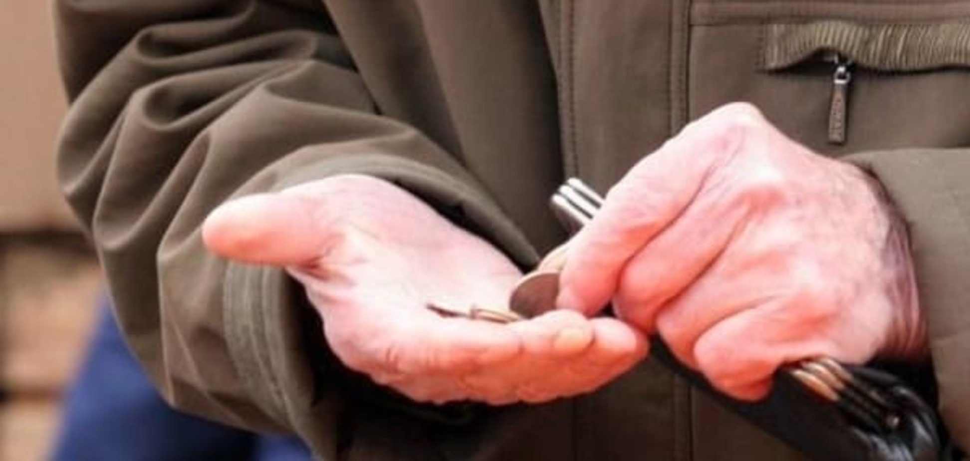 Трети украинцев хватает денег только на еду