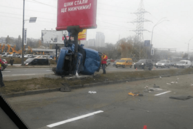 Chevrolet крышей 'обняла' опору рекламного щита в Киеве: водитель погиб