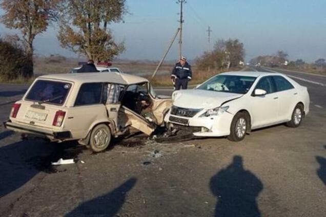 На Закарпатье ВАЗ протаранил Toyota: один человек пострадал