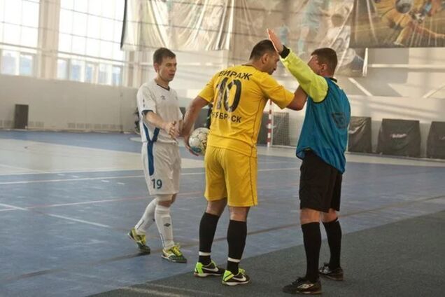 Псих! Российский тренер жестко ударил судью в челюсть за красную карточку: видео нокаута