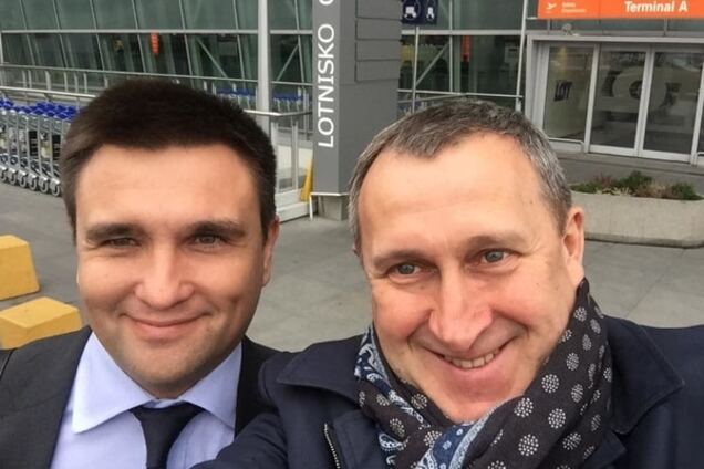 Счастливые дипломаты: Климкин и Дещица сделали милое селфи в аэропорту