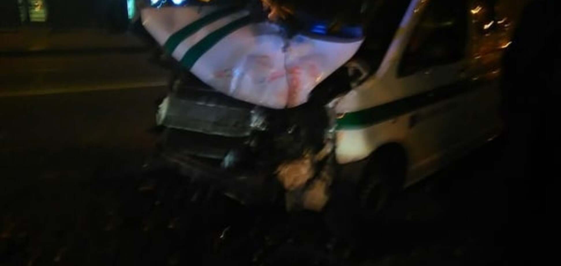 У Києві автомобіль з інкасаторами врізався в трамвай