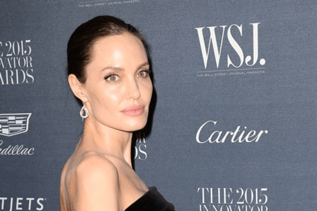40-летняя Аджелина Джоли показала чрезмерно худые ноги и плечи