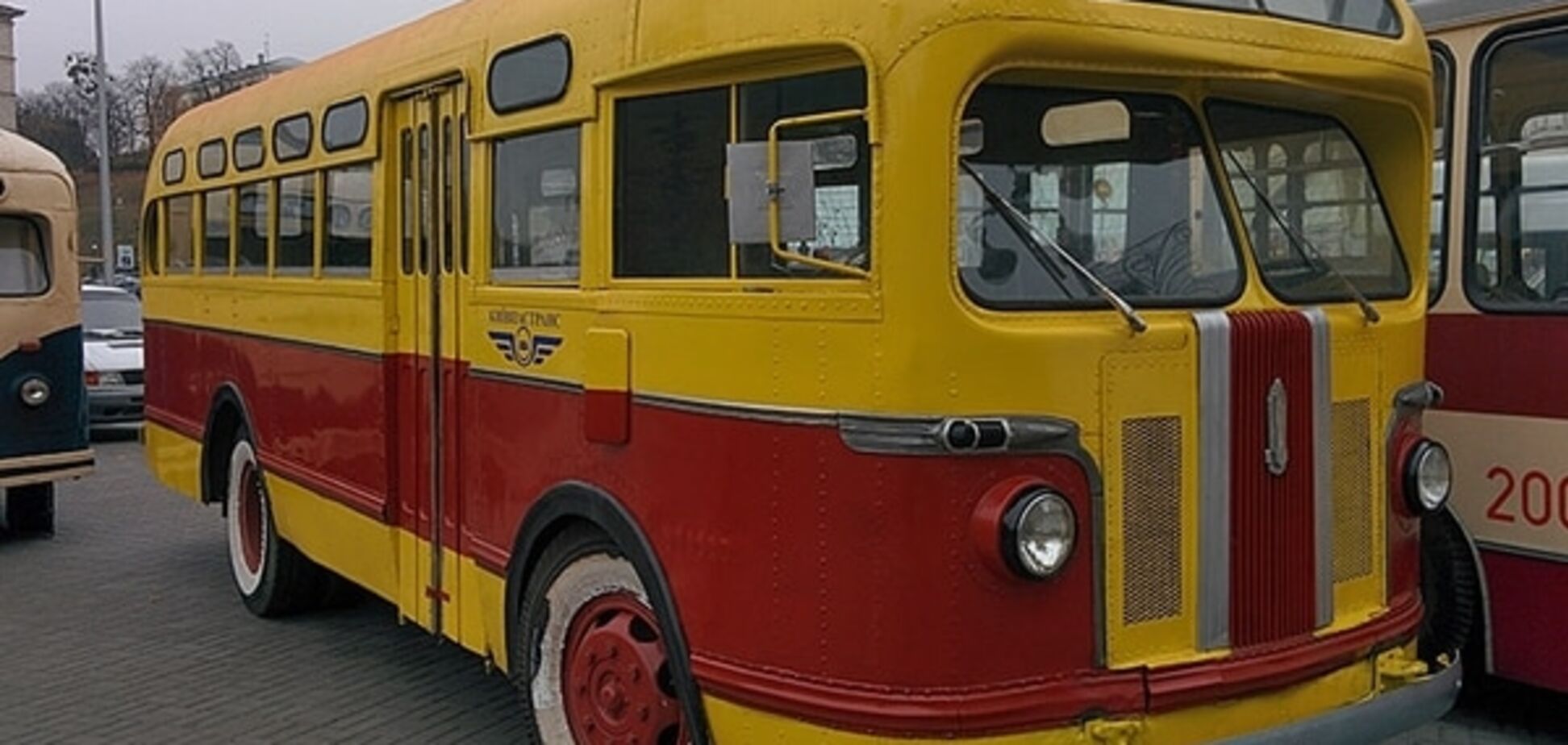 На Майдан Незалежности в Киеве приехали ретро-троллейбусы и автобусы: фотофакт