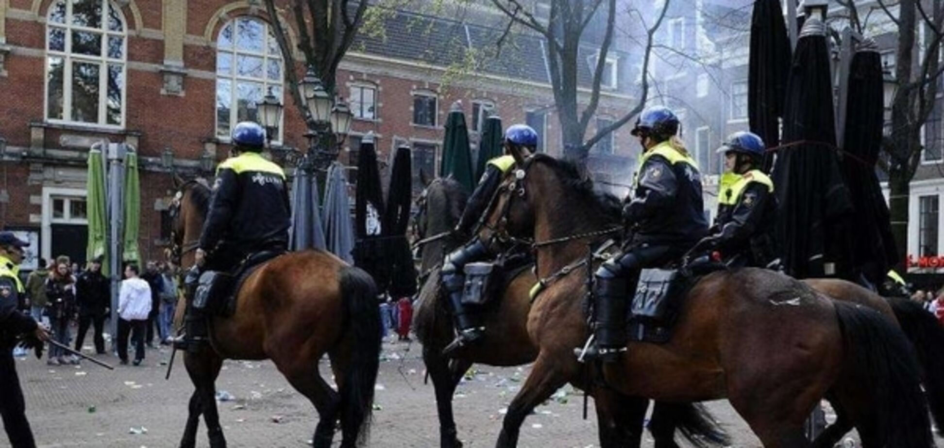 Побоище дня: футбольные фанаты разгромили центр Амстердама