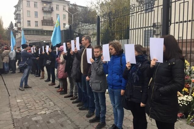 Біля посольства Росії в Києві відбулася акція на захист кримських татар