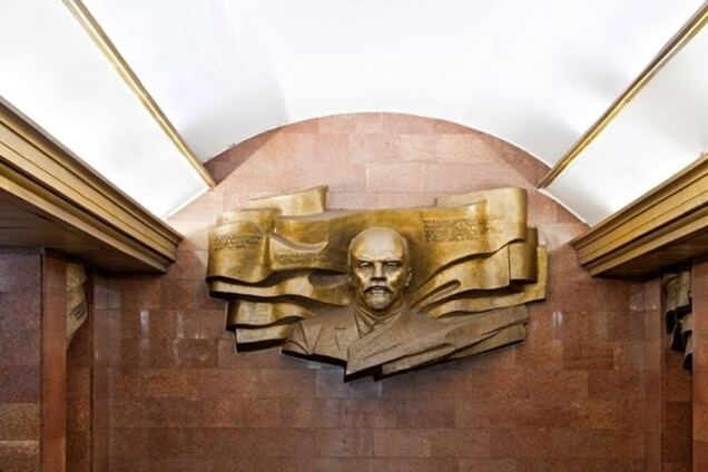 Декоммунизация столицы: осталось семь памятников Ленину и гравюра со Сталиным