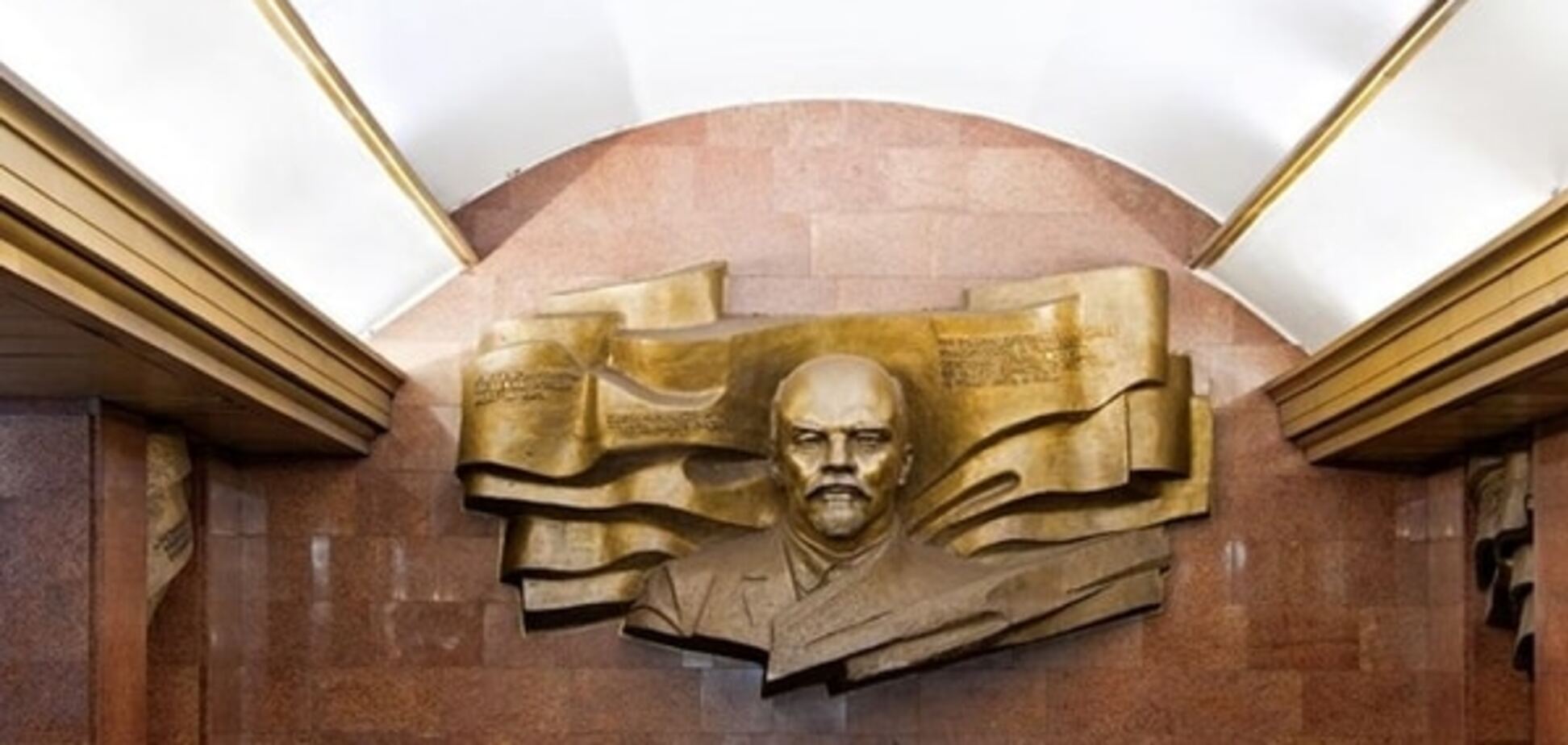 Декоммунизация столицы: осталось семь памятников Ленину и гравюра со Сталиным
