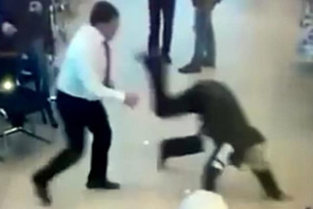 В московском автосалоне менеджеры дружно избили клиента: видео инцидента