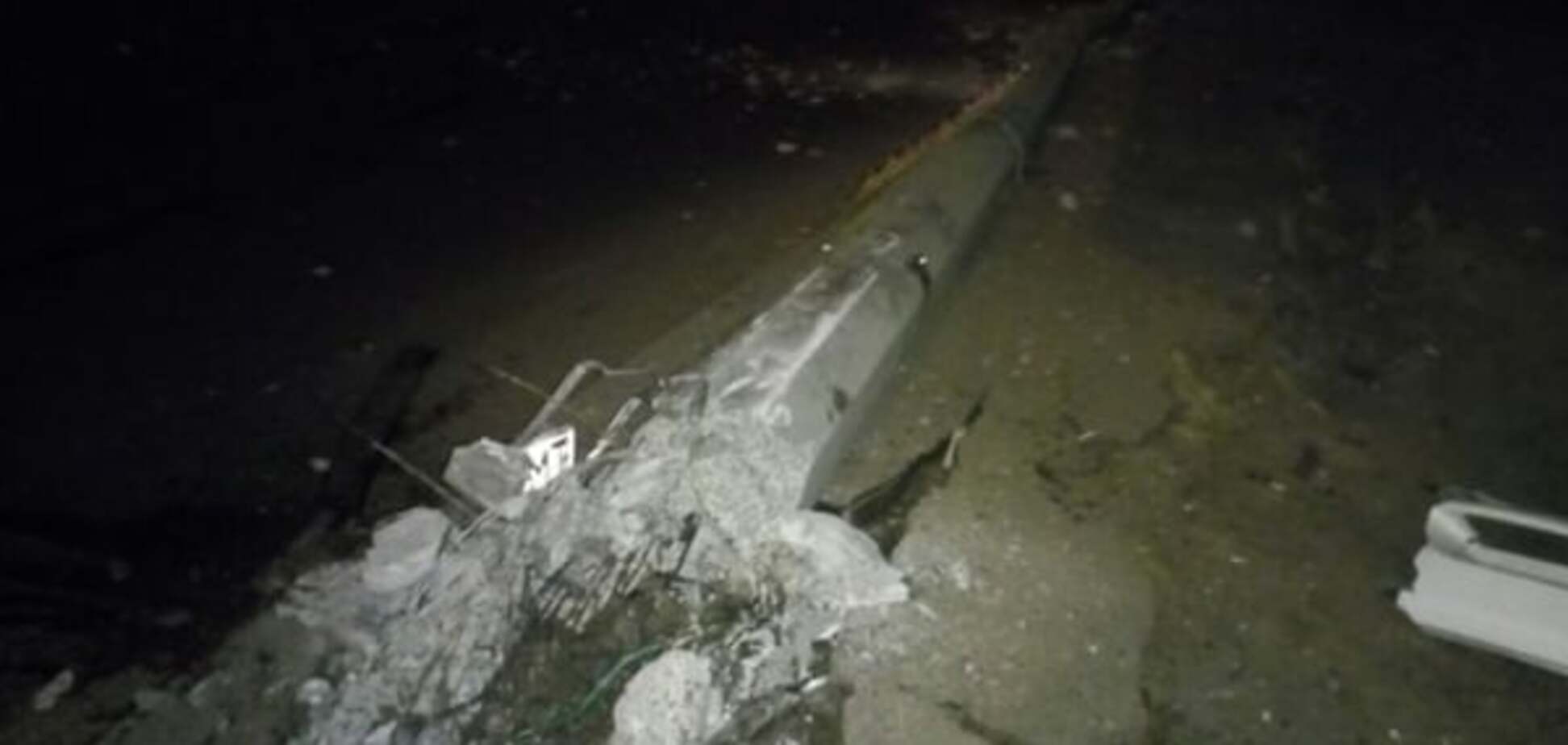 В Киеве автомобиль свалил столб и скрылся: фото с места ДТП