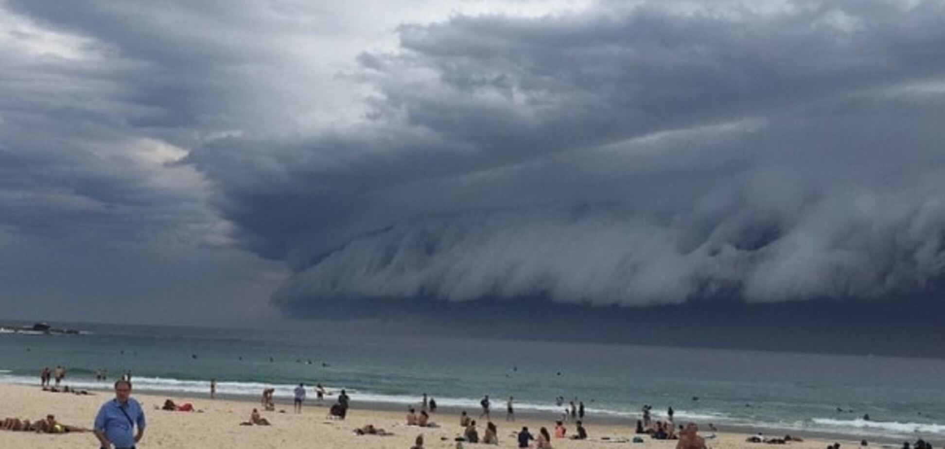 Австралию накрыло гигантское цунами из облаков: фото и видео
