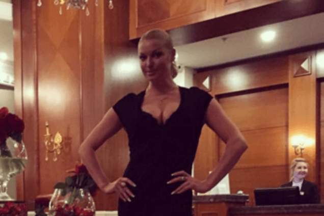 Волочкова в шубе 'раскинулась' на трапе к самолету: фотофакт