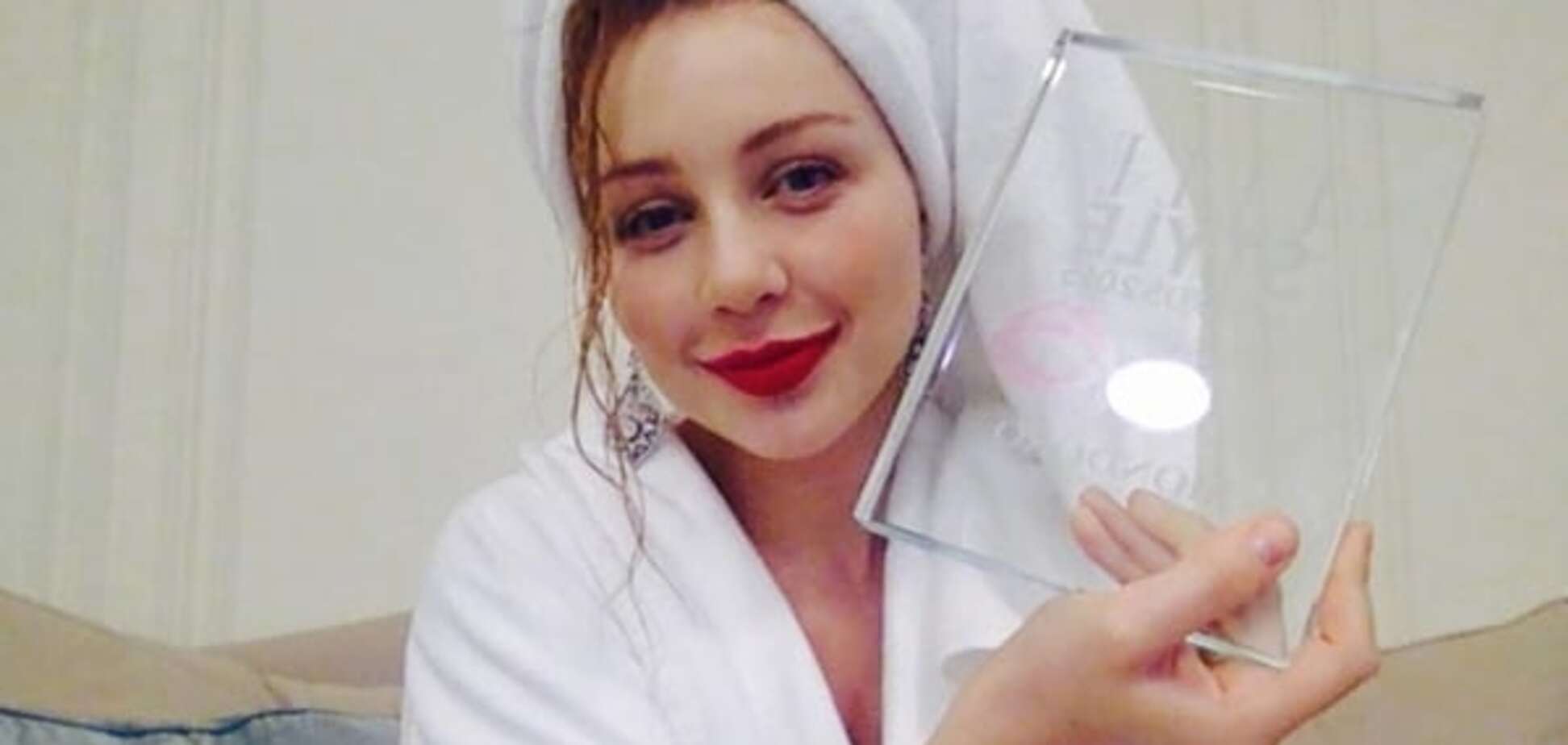 Кароль получила награду прямо в банном халате: опубликовано видео